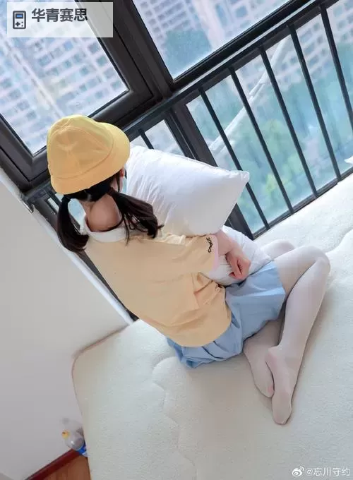 白丝双马尾尾随入室:神秘少女的秘密行动图1