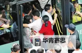 在公交车最后一排被多人围观的奇异场景图2