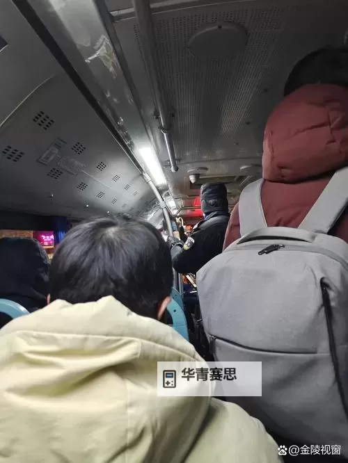 拥挤的公交车上的温暖瞬间图1