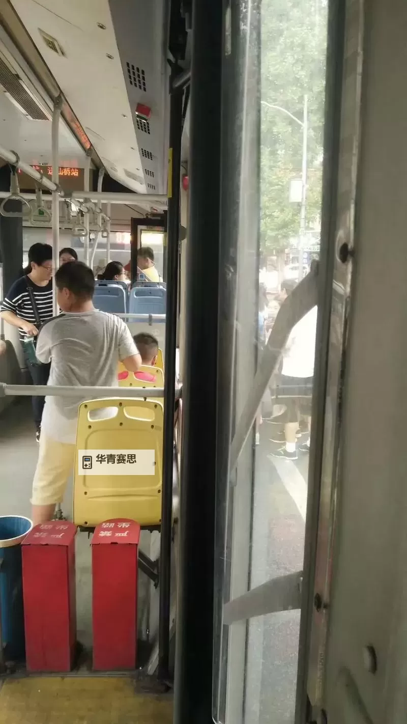 拥挤的公交车上的温暖瞬间图2