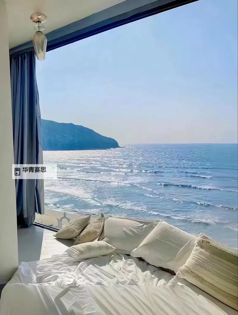 在酒店落地玻璃窗前做的惬意时光:感受城市的繁华与宁静图1