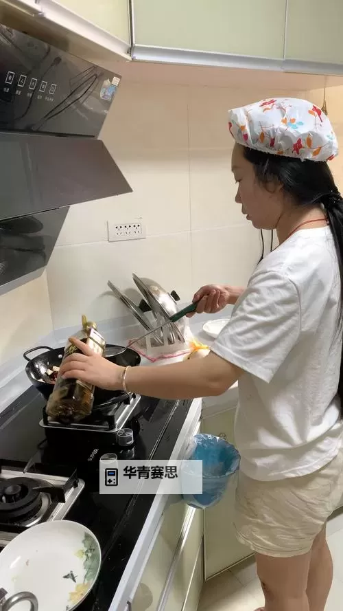 一边做饭一边躁狂视频:厨房里的疯狂瞬间分享图1
