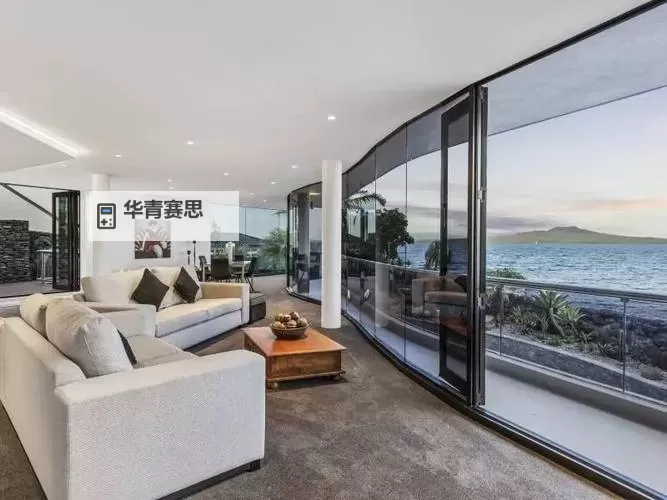 在酒店落地玻璃窗前做出精彩的时尚大片图1