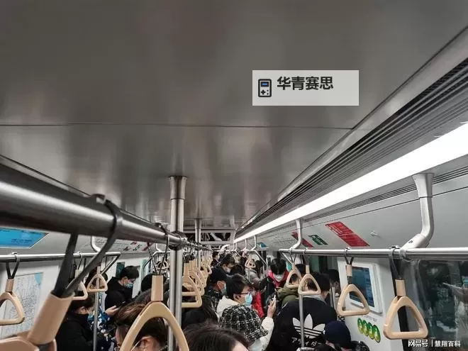 坐地铁车被挤到高C:春运高峰中的奇遇与感慨图2