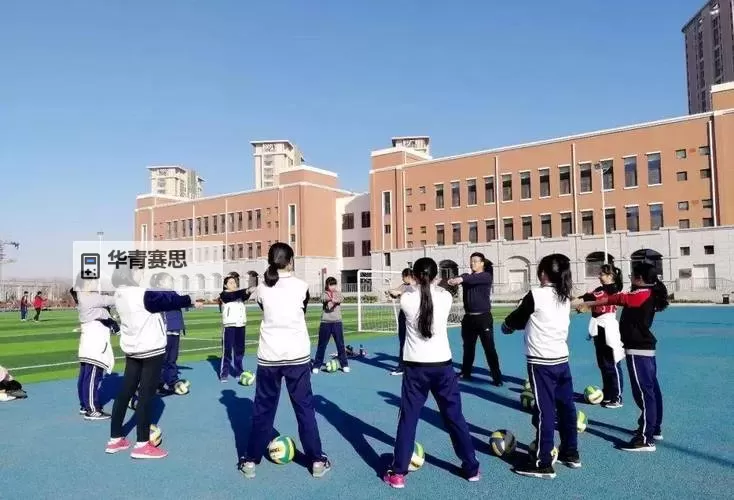 男生女生一起去操场体验运动乐趣图1