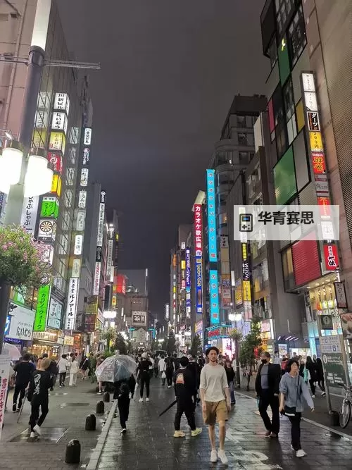 震撼街头门：都市夜景中的惊艳一幕图1