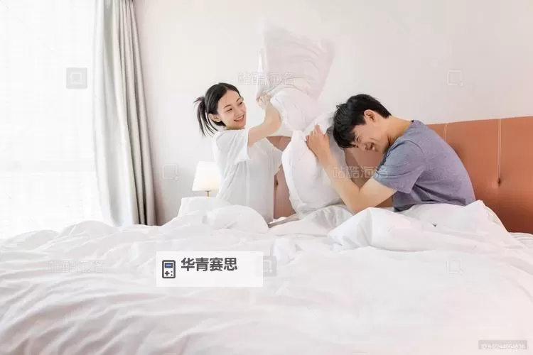 男女在床上打扑克:意外的温馨时光图2