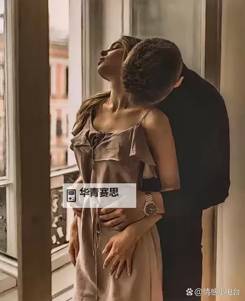 男女在床上打扑克:意外的温馨时光图1