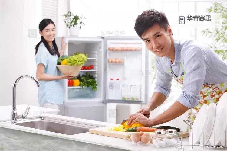 做饭的时候老公也要参与，一起享受厨房的温馨时光图1
