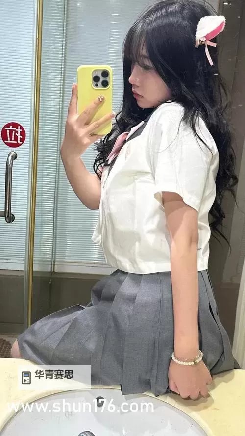 赵凡携罗文静与小贝共描幸福未来的温馨时刻图1