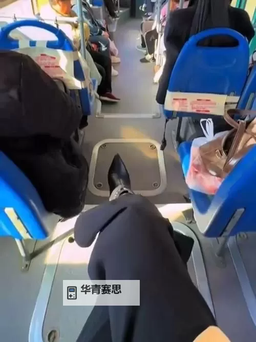 坐在长途汽车的最后一排网:旅途中意想不到的邂逅图1