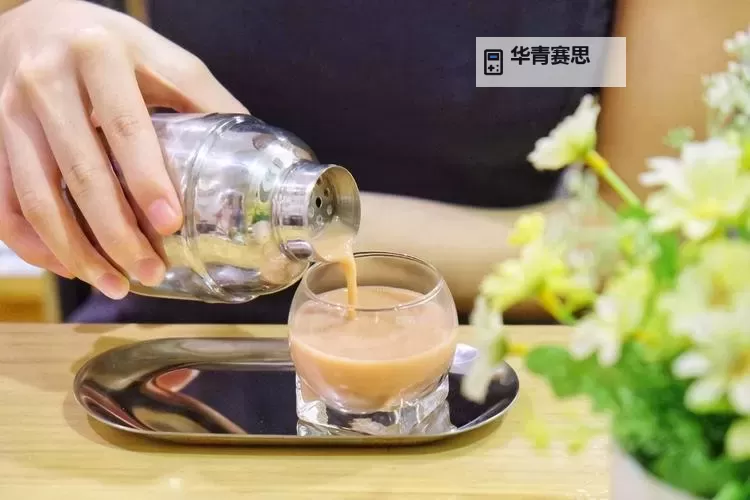在客厅里吃我的奶:温馨时光的甜蜜瞬间图1