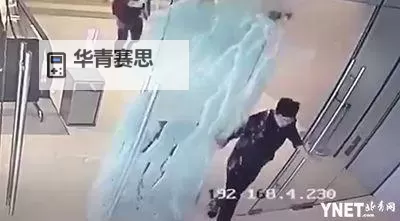 张警官9分10秒头撞玻璃事件回顾:现场精彩瞬间揭秘图1