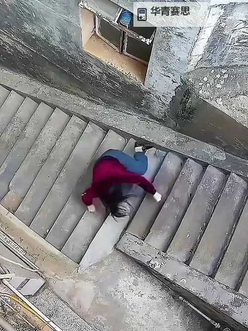 走一步故意深深地撞楼梯:探索意图与行为背后的心理动因图1