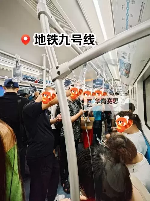 坐地铁车被挤到高C:拥挤瞬间的尴尬与感慨图1