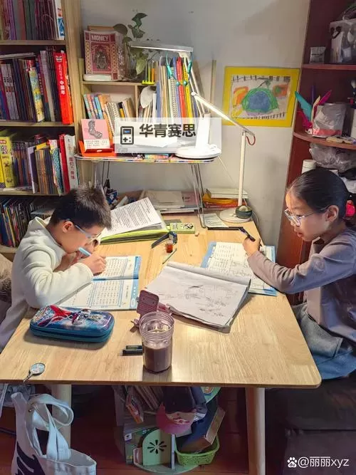 精彩瞬间:坐在学长的紫根上写作业视频揭秘图1