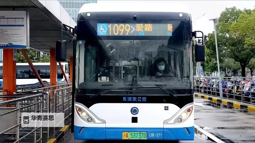 城市夜色的节拍:在公交车一个接一个高C的旅程图1