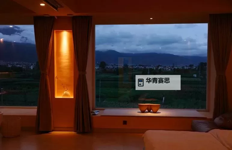 在酒店落地玻璃窗前做一个关于夜色的决定图1